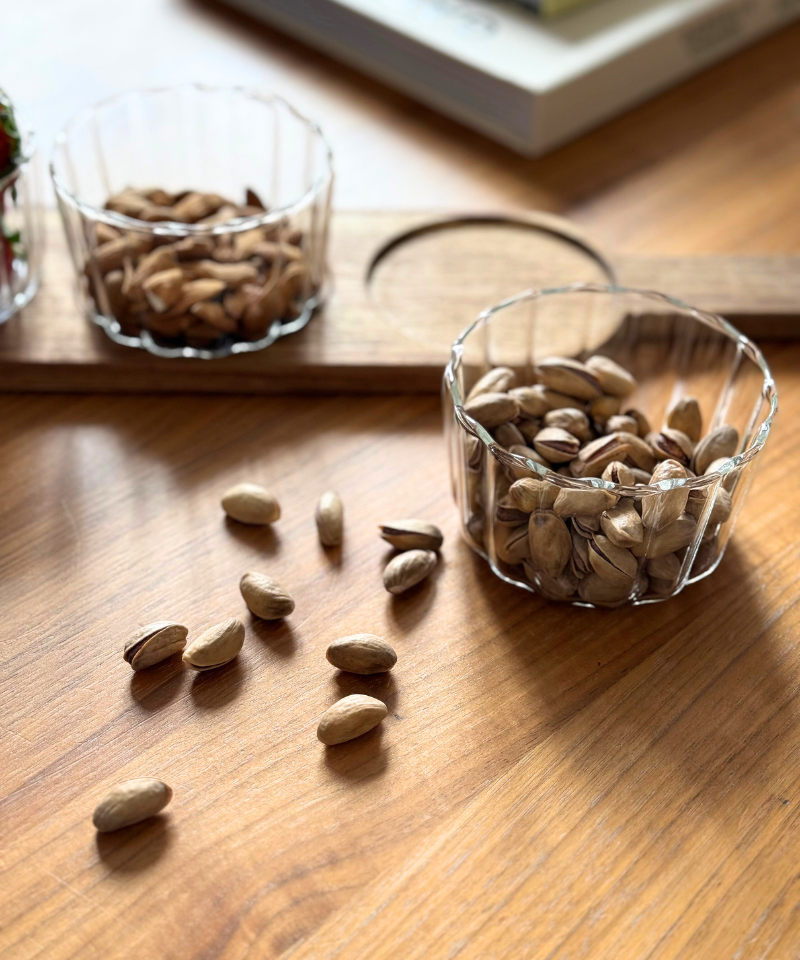 Akazienholzplatte mit Glasbehälter